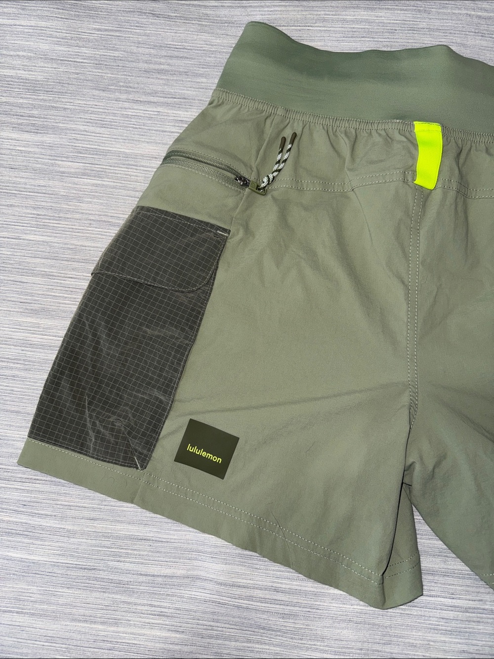 Lululemon Women’s Multi-Pocket Cargo High-Rise Hiking Shorts (5") in Olive Green - Picture 7 of 14